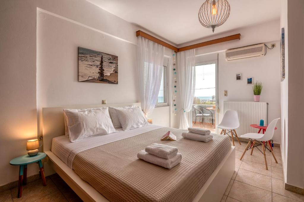Postel nebo postele na pokoji v ubytování Agiazi Beachfront Apartment