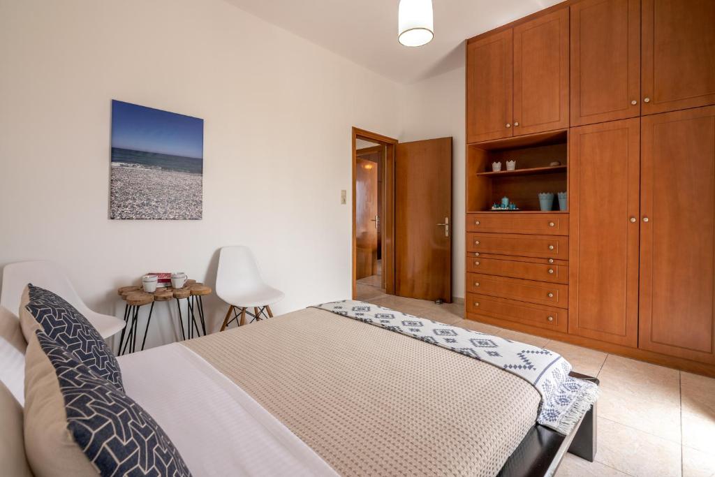 Postel nebo postele na pokoji v ubytování Agiazi Beachfront Apartment