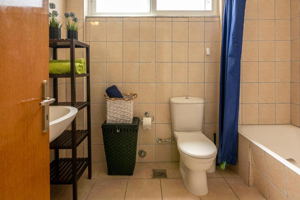 Koupelna v ubytování Agiazi Beachfront Apartment