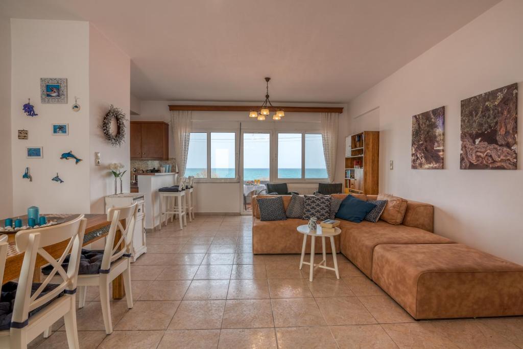 Posezení v ubytování Agiazi Beachfront Apartment