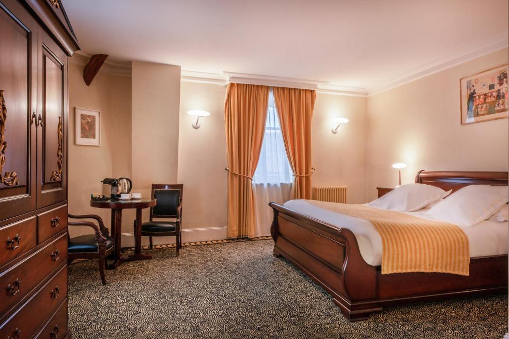 Postel nebo postele na pokoji v ubytování L'Hôtel