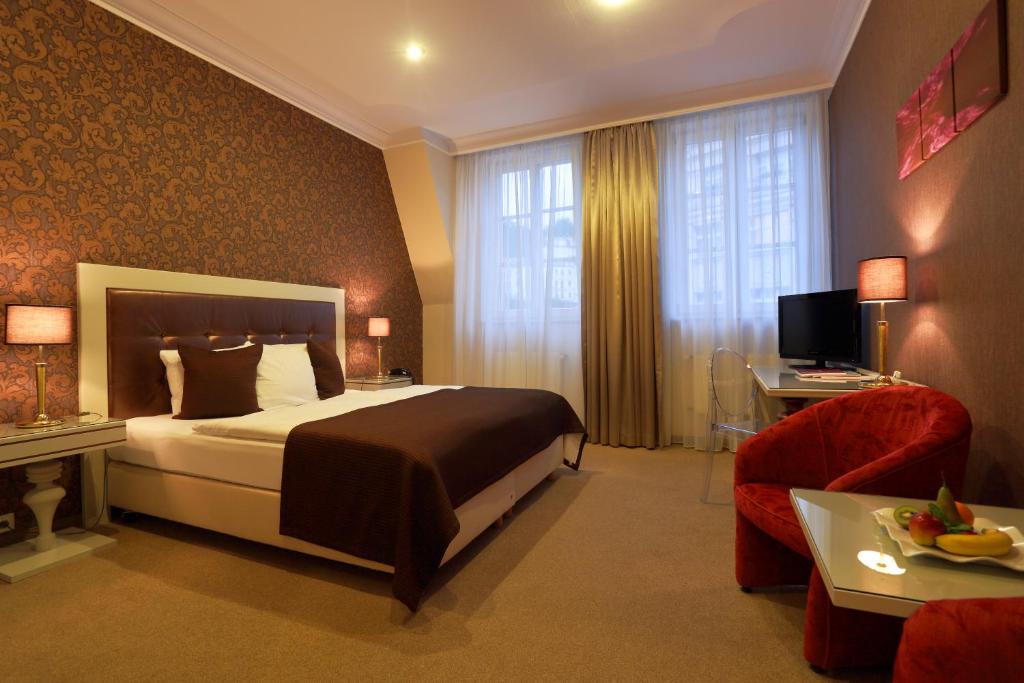Letto o letti in una camera di Promenáda Romantic Hotel