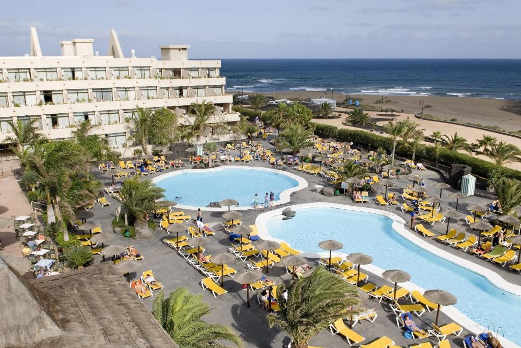 Ein Blick auf den Pool von der Unterkunft Hotel Beatriz Playa & Spa oder aus der Nähe