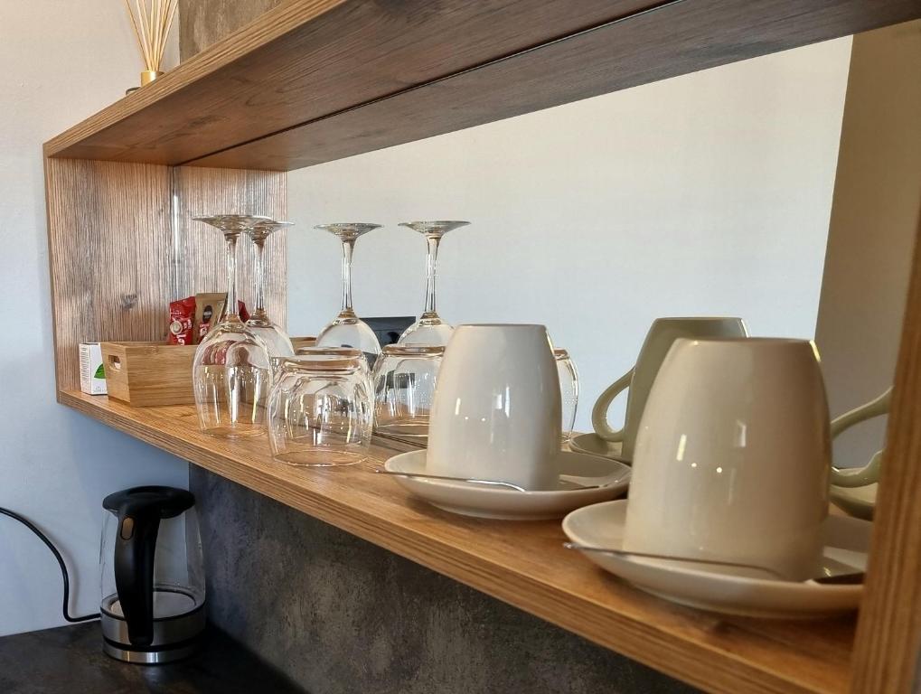 Příslušenství pro přípravu čaje a kávy v ubytování Solemar Luxury Rooms Free Parking