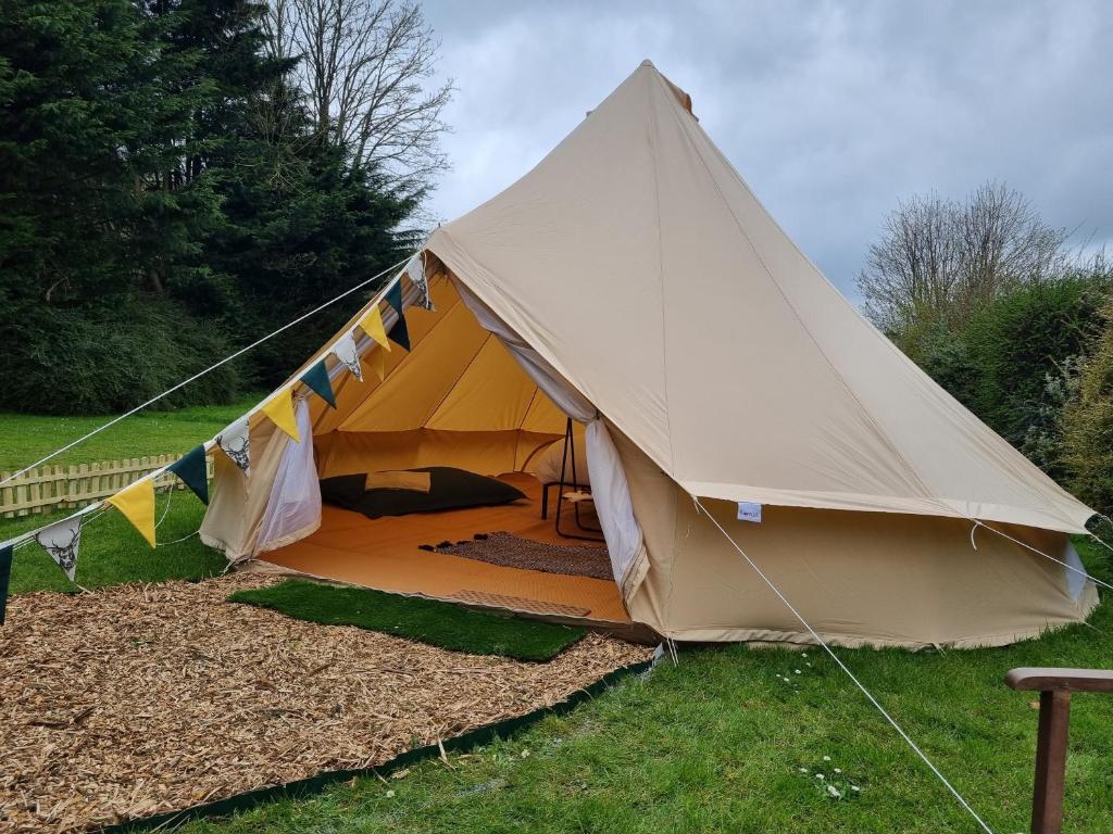 een grote tent in een grasveld bij Dartmoor Halfway Campsite in Newton Abbot