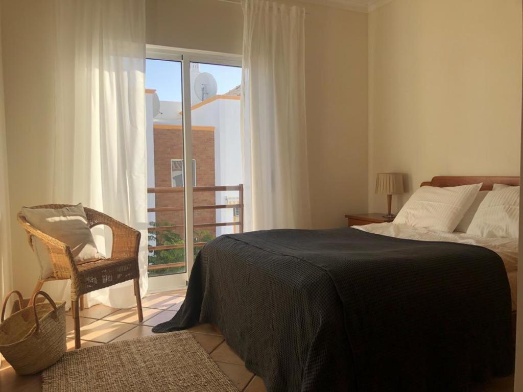 Ένα ή περισσότερα κρεβάτια σε δωμάτιο στο Cabanas de Tavira Gomeira, 2 bedroom, 3 terraced Penthouse with Seaview, 300m from the Sea