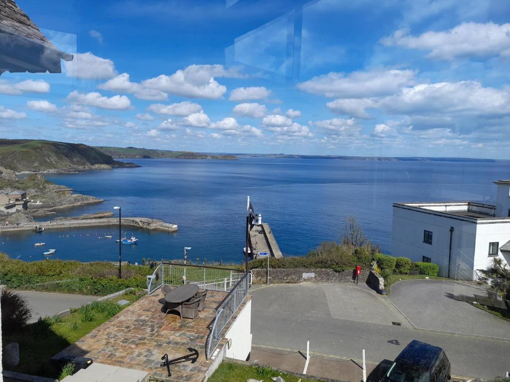 een uitzicht op een grote hoeveelheid water bij Eddystone Light Apartment in Mevagissey