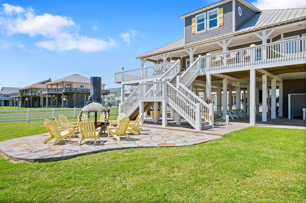 een groep stoelen voor een huis bij Sunrise, Sunburn, Sunset, Repeat home in Stingaree