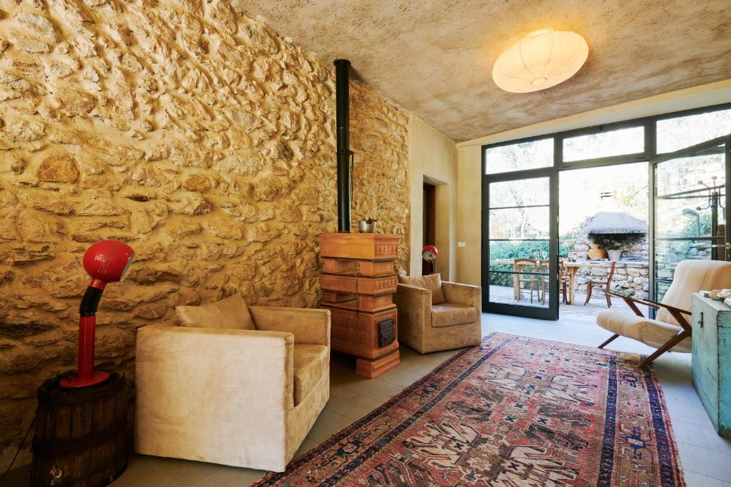 sala de estar con pared de piedra en Casa Lume en Toscolano Maderno