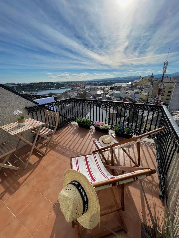 Balkón nebo terasa v ubytování MODERNO PISO CON LA MEJOR TERRAZA DE RIBADEO Y VISTAS MARAVILLOSAS