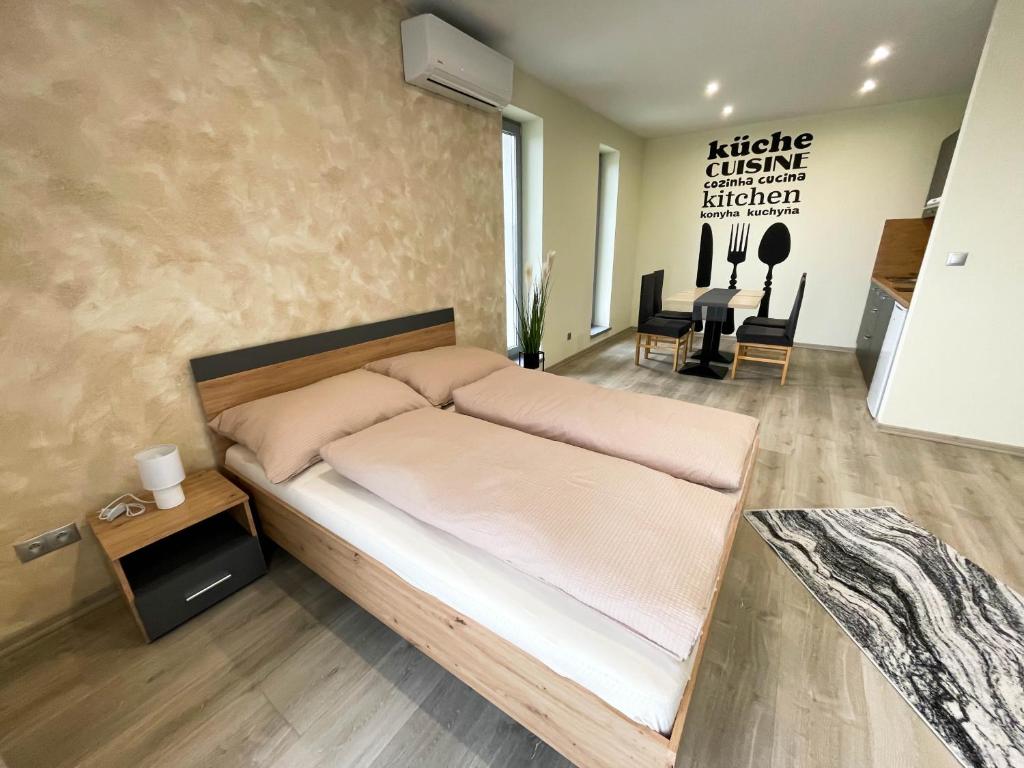 Postel nebo postele na pokoji v ubytování Apartmány Katalin