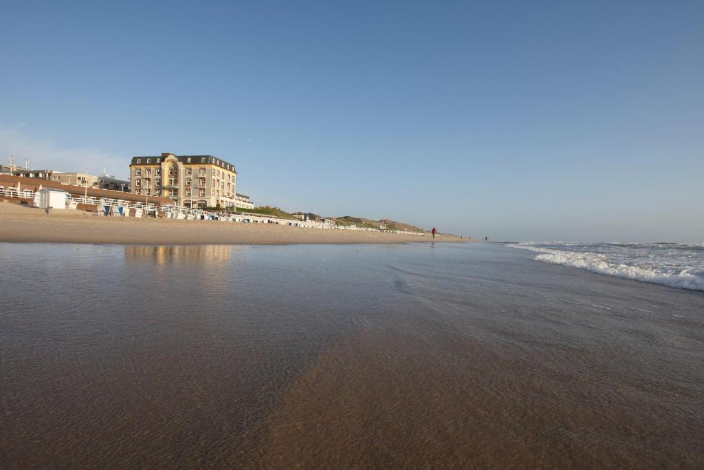 widok na plażę z budynkami i ocean w obiekcie Hotel Miramar w mieście Westerland