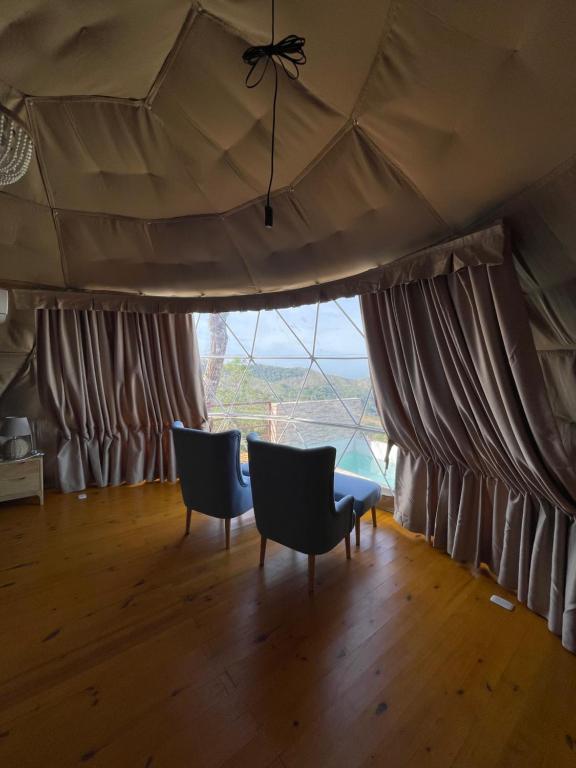 Posezení v ubytování Kintiri Glamping