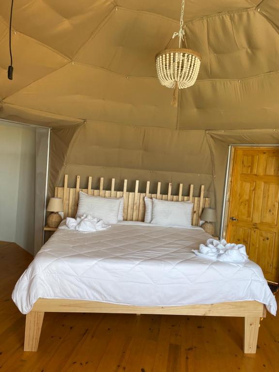 Postel nebo postele na pokoji v ubytování Kintiri Glamping