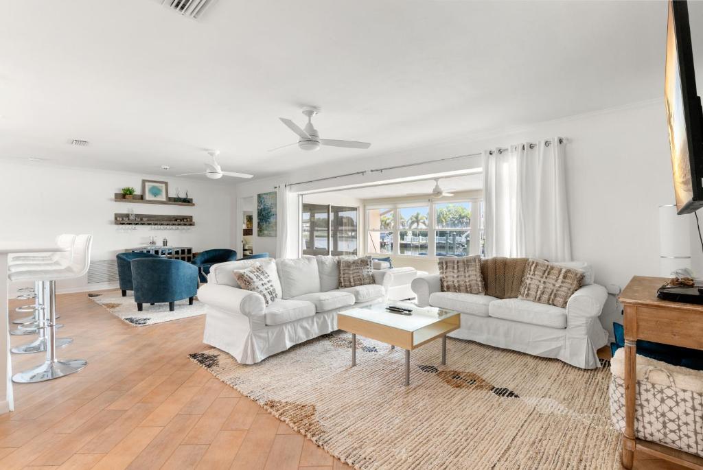 Dolphin Bayou - Housity
