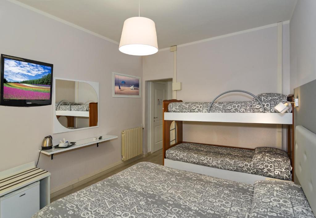 Двухъярусная кровать или двухъярусные кровати в номере City Hotel