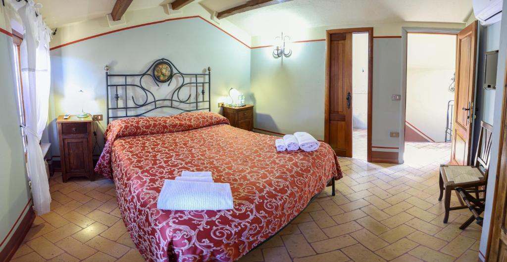 Postel nebo postele na pokoji v ubytování Albergo Diffuso Borgo Montemaggiore