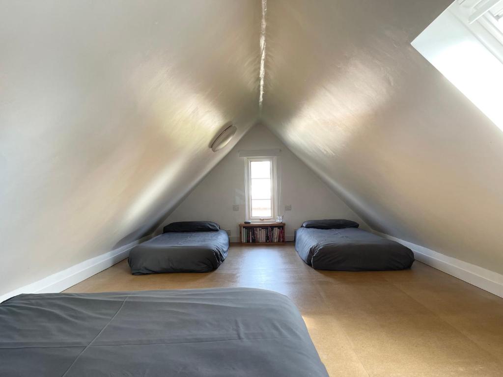 'The Wheelhouse' Nautically themed with large sleeping deck 2