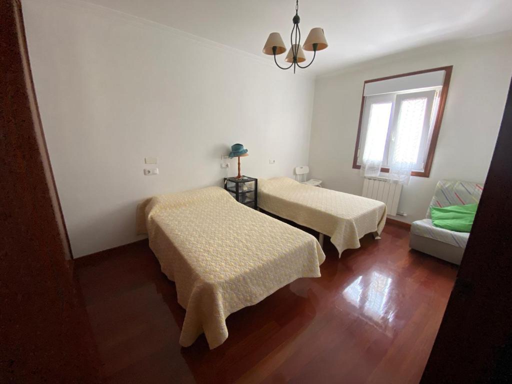 Postel nebo postele na pokoji v ubytování PISO EN PESCADOIRA (BUEU)
