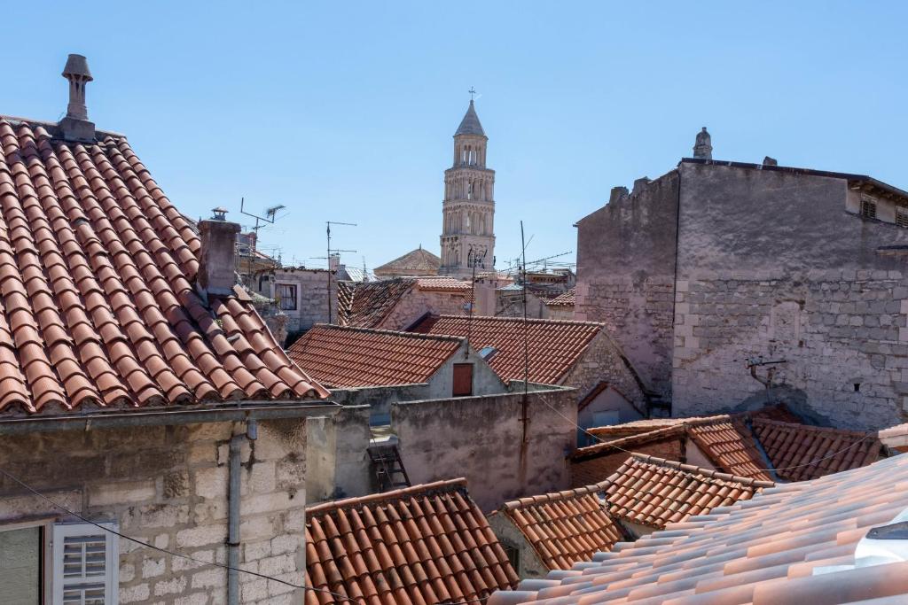 uma vista sobre os telhados de uma cidade com uma torre do relógio em Luxury Rooms Rustic Chic em Split