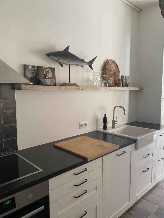 Küche/Küchenzeile in der Unterkunft Het sfeerhuis aan zee