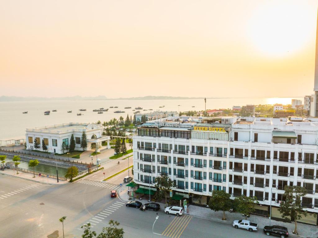 una vista aérea de una ciudad con un gran edificio blanco en River Hotel Hạ Long, en Ha Long