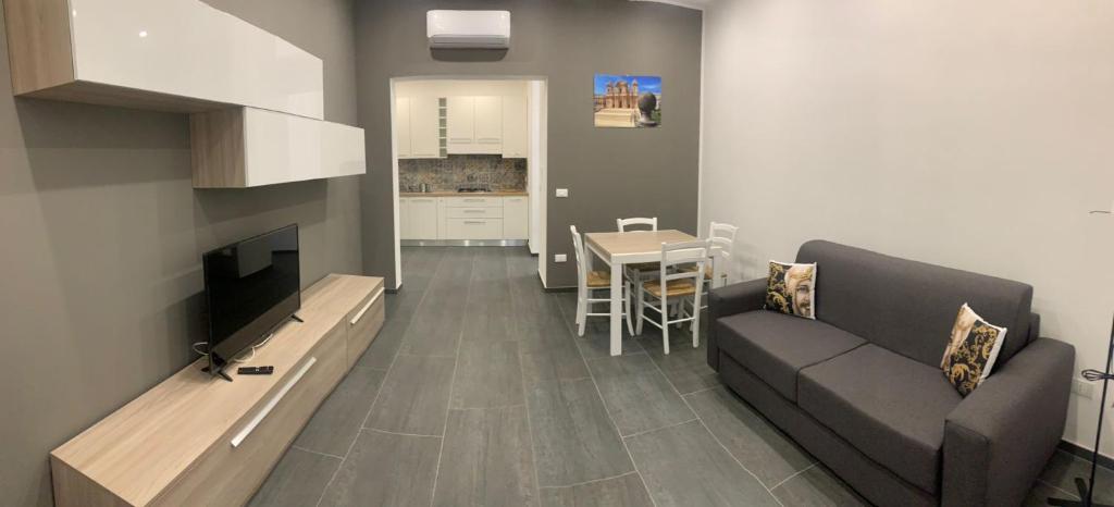 een woonkamer met een bank en een tafel bij La casa di Alessandro in Noto