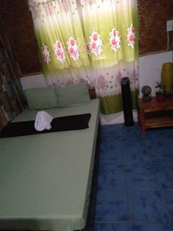 Uma cama ou camas num quarto em SHUKRAN Apartelle