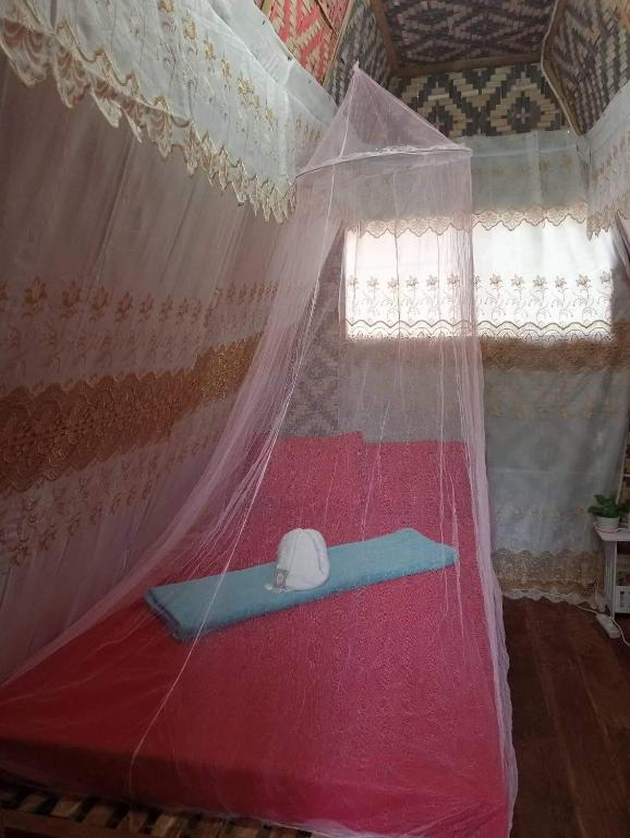 Uma cama ou camas num quarto em SHUKRAN Apartelle