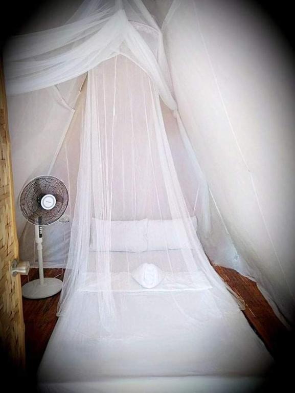 Uma cama ou camas num quarto em SHUKRAN Apartelle