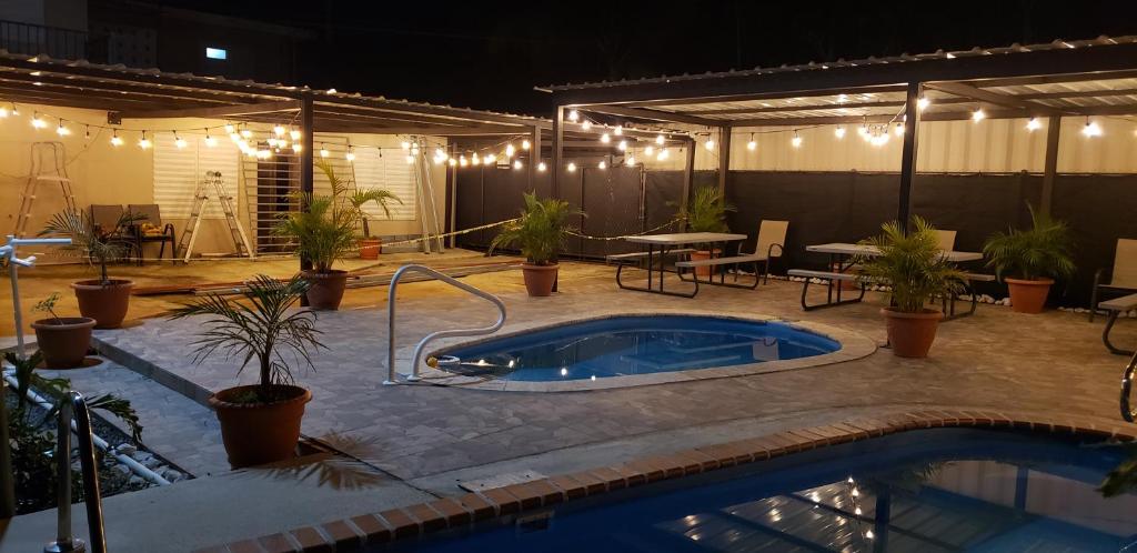 Bazén v ubytování Discovery Beach Apartments nebo v jeho okolí