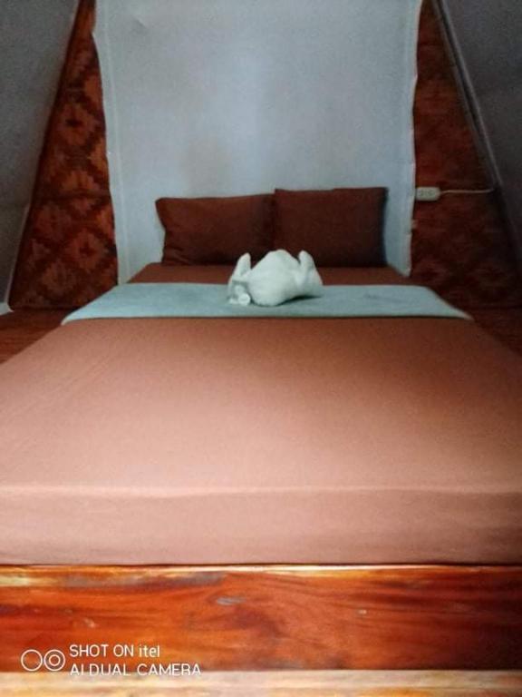Uma cama ou camas num quarto em SHUKRAN Apartelle