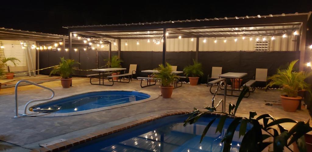 Bazén v ubytování Discovery Beach Apartments nebo v jeho okolí