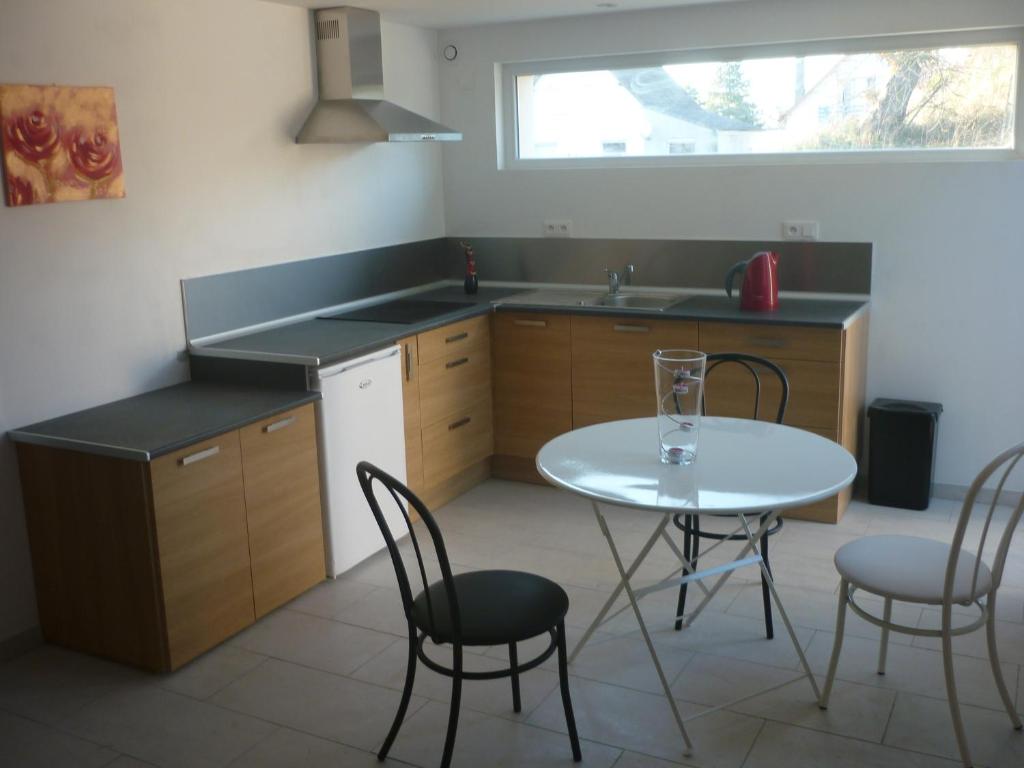 阿貢庫坦維爾的住宿－STUDIO PROCHE DE LA MER，厨房配有桌椅和水槽。