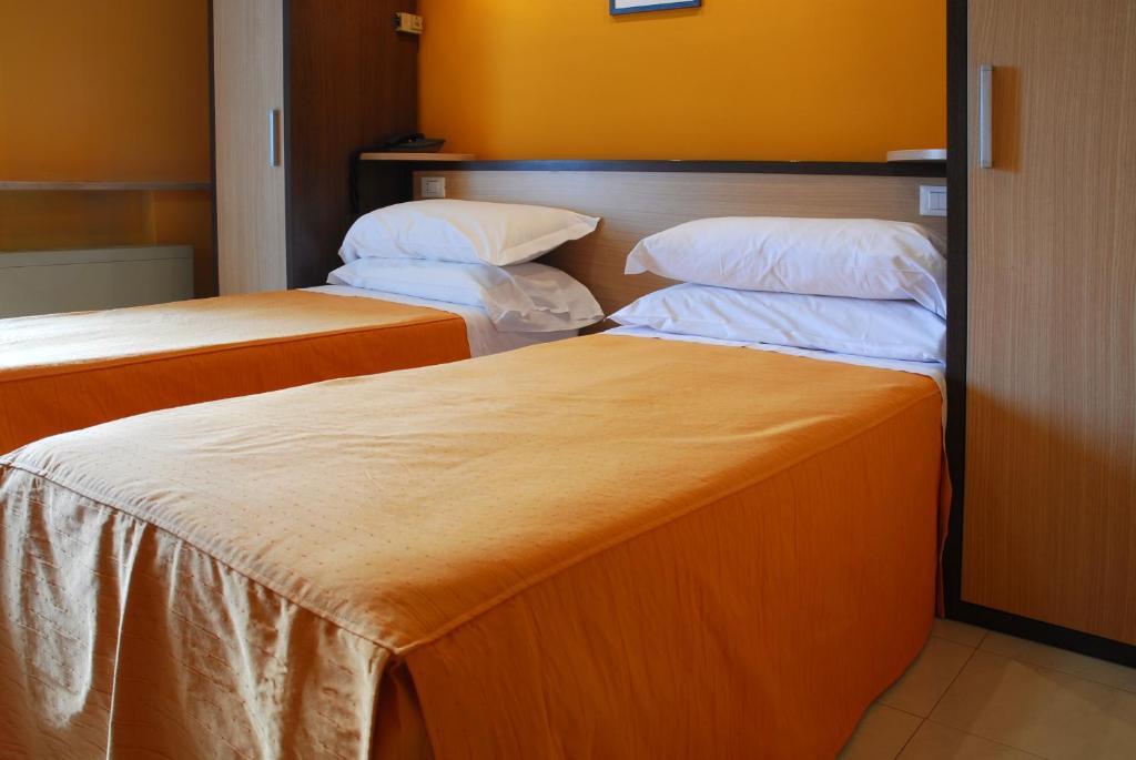 Łóżko lub łóżka w pokoju w obiekcie Hotel Michelangelo