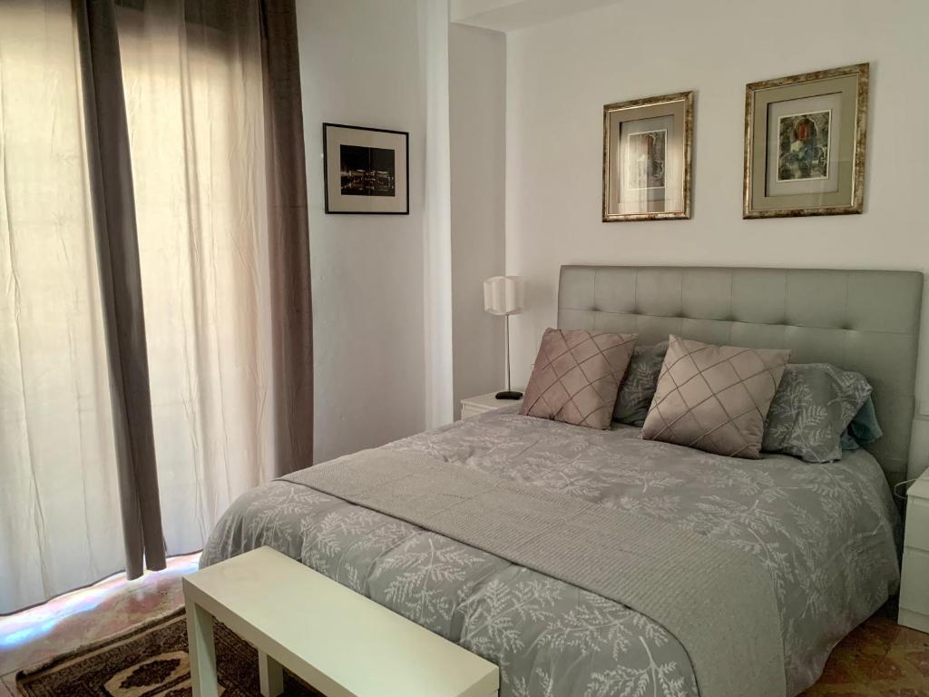 um quarto com uma cama, uma mesa e uma janela em Salud Vacacional 2 em Santa Cruz de Tenerife