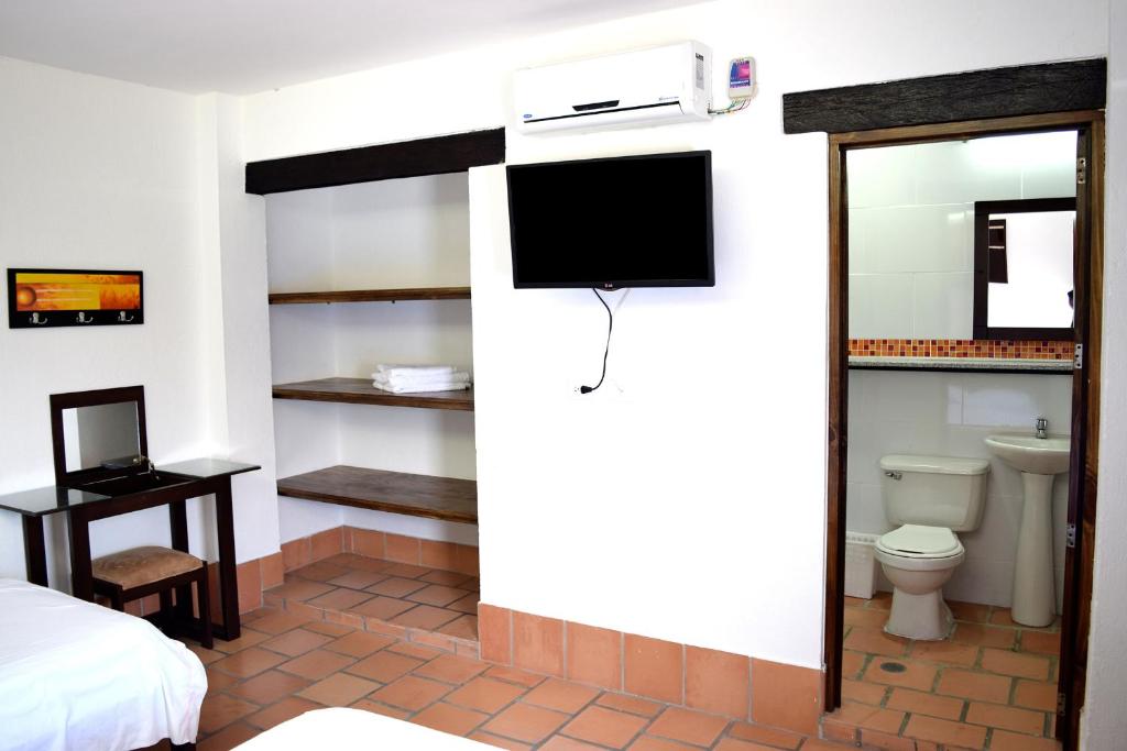 TV a/nebo společenská místnost v ubytování Chrisban Hotel Boutique