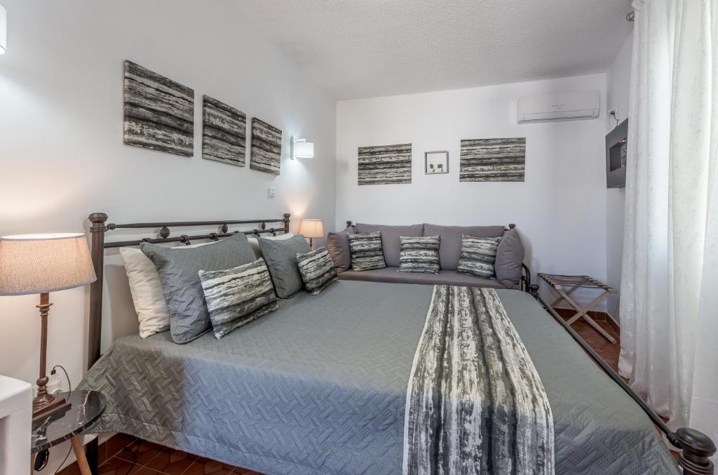 Postel nebo postele na pokoji v ubytování Milos Inn