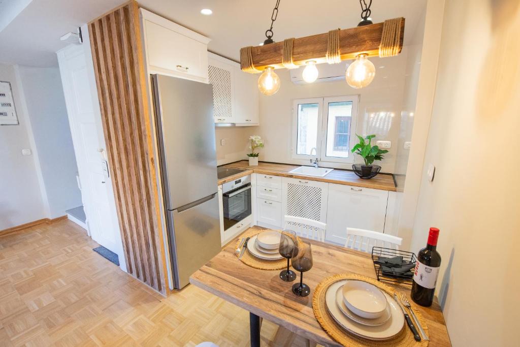 eine Küche mit einem Holztisch mit Tellern darauf in der Unterkunft Casa Flora in Korfu-Stadt