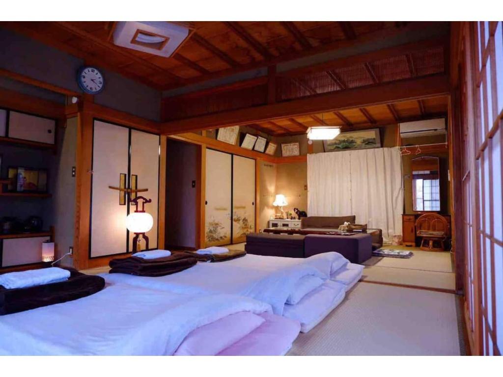 TakemiyaにあるKumamoto Farm Stay - Vacation STAY 12032vの大きなベッドルーム(大型ベッド1台付)、リビングルームが備わります。
