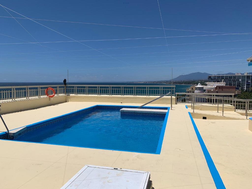 Bazén v ubytovaní Top Studio on Marbella boulevard alebo v jeho blízkosti