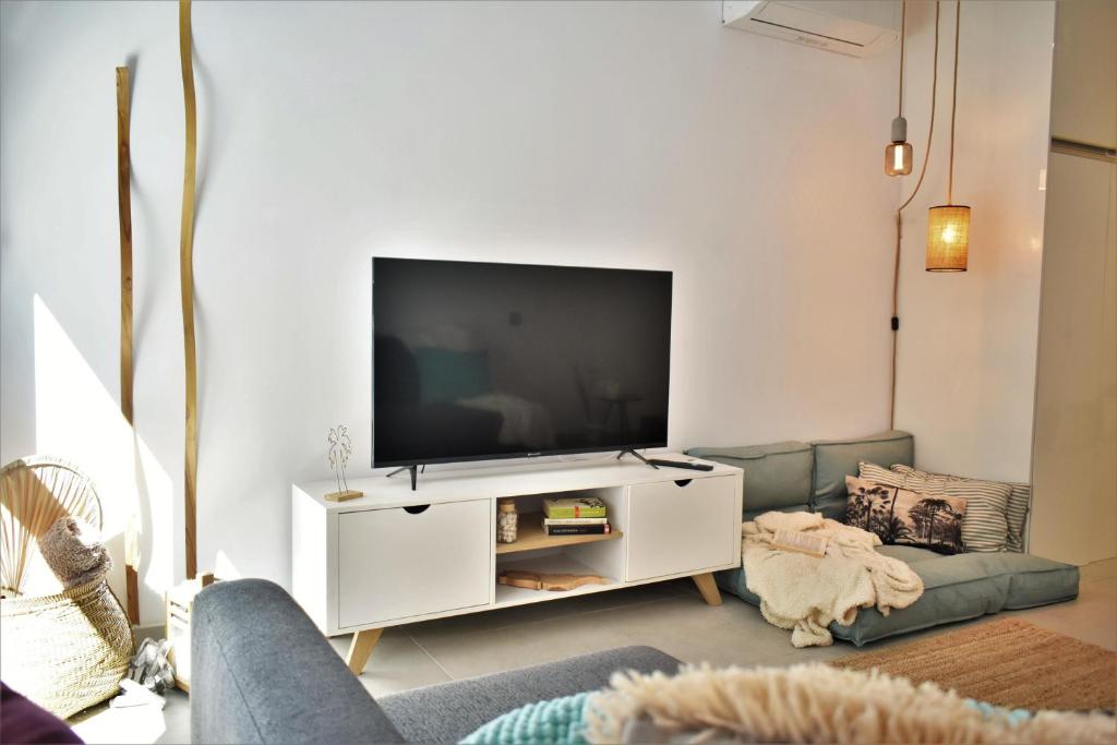 TV a/nebo společenská místnost v ubytování Viuter - Magna Home las Canteras Beach + Parking