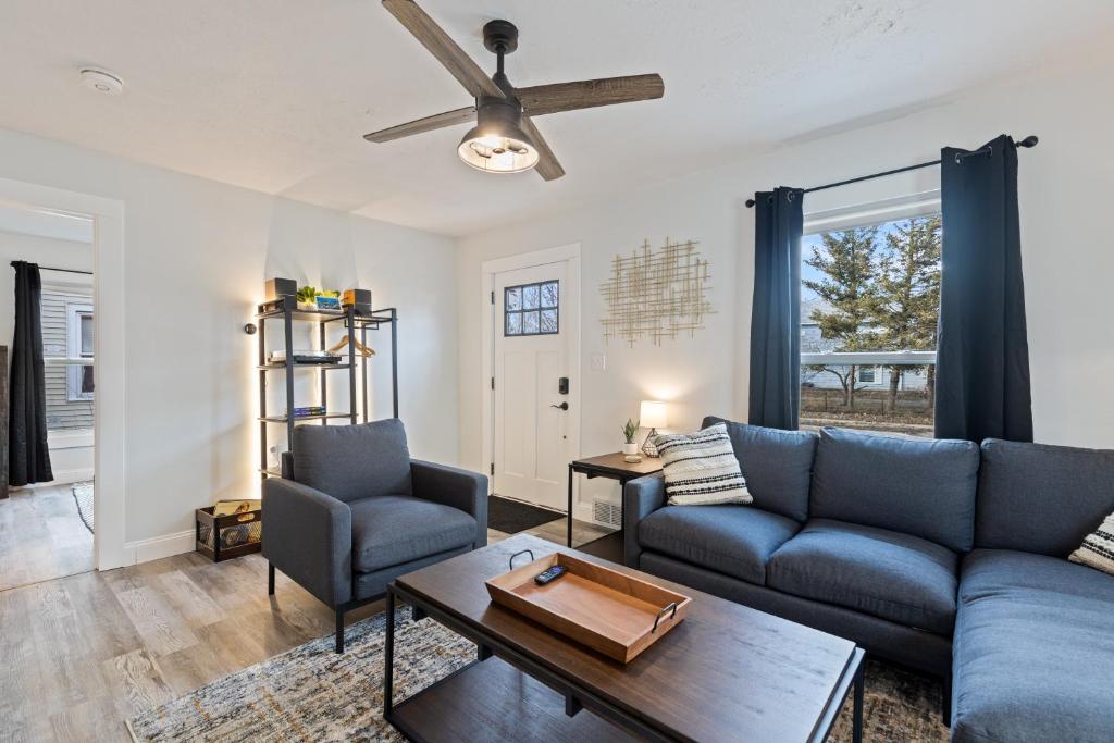 SUPERB 3 Bedroom Home with Game Room!!! Close to Downtown - Sleeps 6 - Maison De Trois Chambres
