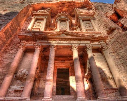 Un bâtiment avec un tas de colonnes dessus dans l'établissement Happy Bedouin House Petra, à Al Ḩayy