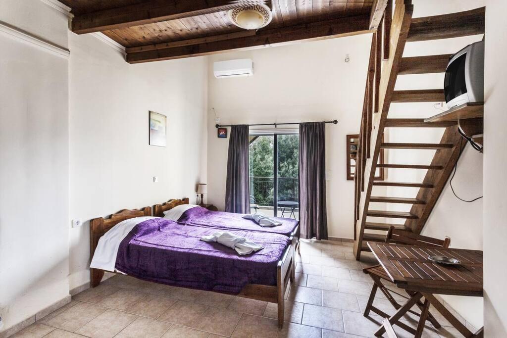 Postel nebo postele na pokoji v ubytování Despina Studios 4 beds with loft and kitchenette # 8