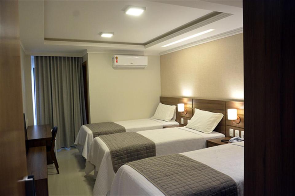 เตียงในห้องที่ Pituba Praiamar Hotel