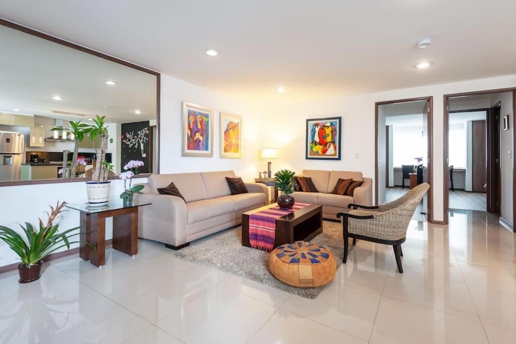 a living room with a couch and a table at Apartamento Roma Condesa in Mexico City