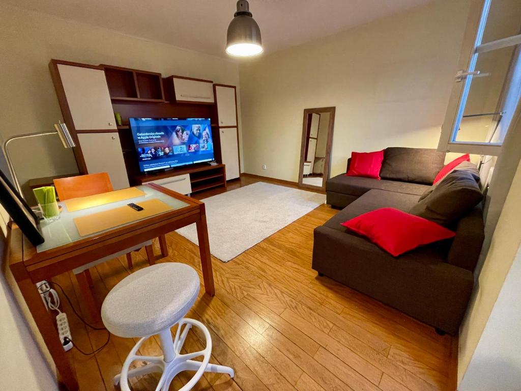 sala de estar con sofá y TV en New HALA WiFi 70’TV Netflix HBO Max AppletTV+, en Varsovia