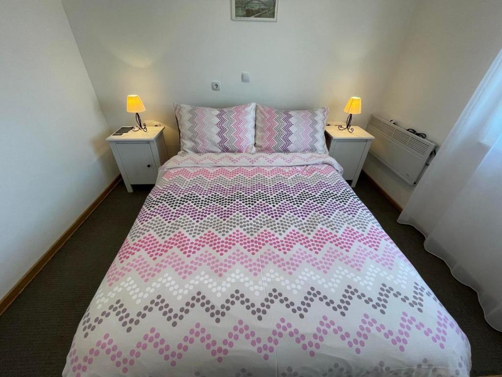 Posteľ alebo postele v izbe v ubytovaní VIP Apartments & Room