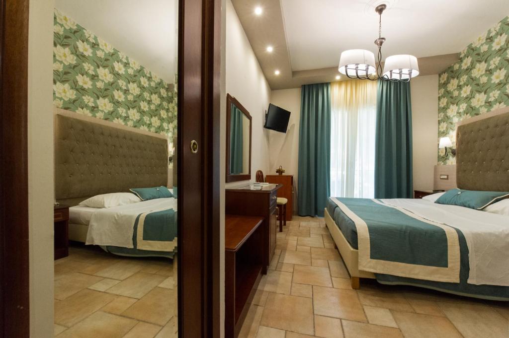 Postel nebo postele na pokoji v ubytování Olympic Hotel